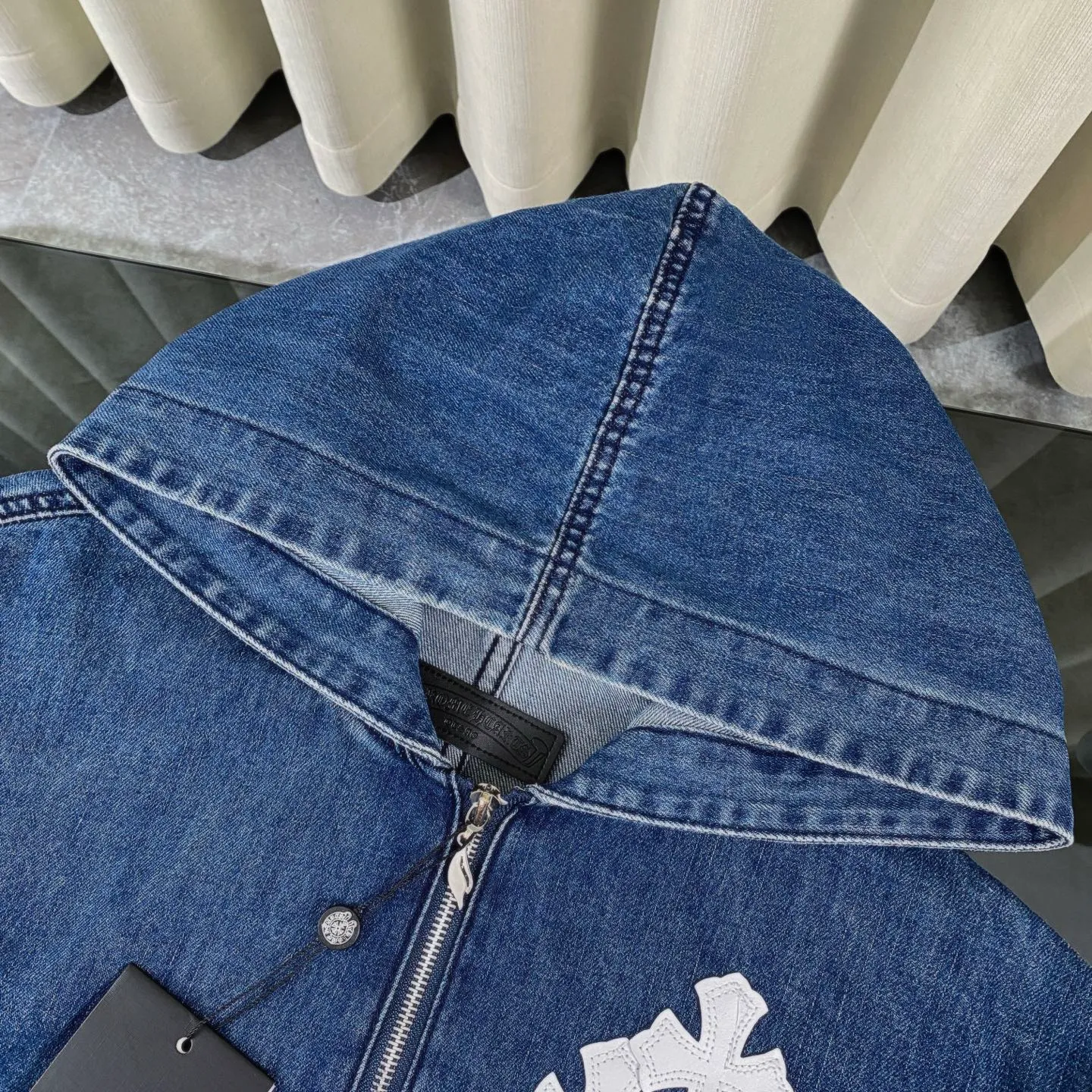 🅿️290 Chrome Heart ｜ Chrome Heart 25ss cross-stitched leather Sanskrit letter unisex denim hooded jacket. The new half-zip denim sweatshirt hoodie is not bad. It is quite casual, the fit is relatively loose, and the simple blue and white color scheme is full of details. Leather Logo Sanskrit printing. Classic denim fabric. No matter the body shape, anyone can control it. Same style for men and women~ About Chrome Heart This is an extremely luxurious fashion brand that can also be called the nobility of the high street. It has always been an exclusive brand for some hipsters or rich second generation. Compared with ordinary high streets, it is more luxurious and noble. Compared with luxury brands, it has a more fashionable personality. It has always been a brand that I have a special liking for. Color: denim blue Size: S M L